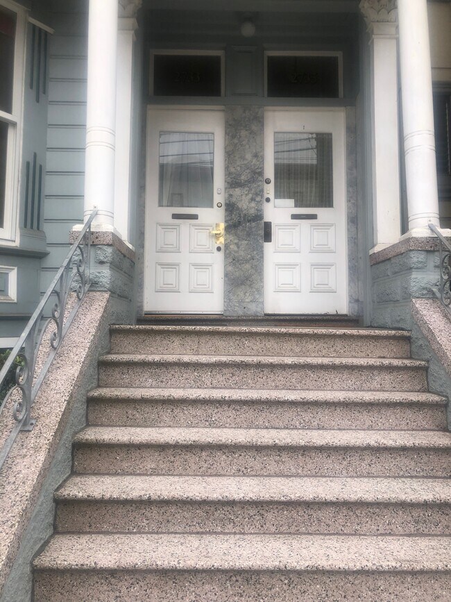 stoop - 2733 Sutter St
