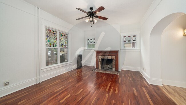 Foto del edificio - Updated 2-Bed Victorian Main-Floor Living with Stained Glass & Jetted Tub