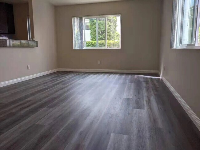 Building Photo - 7425 Charmant Dr