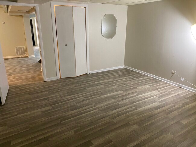 Bedroom - 5710 N Rockwell St
