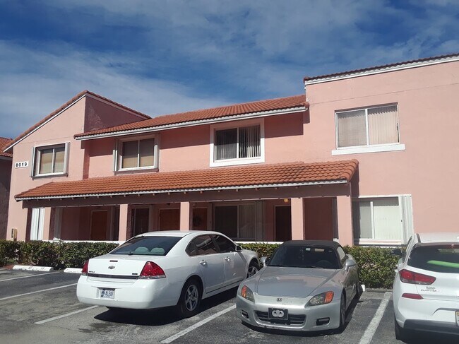 Building Photo - 8019 Lake Dr