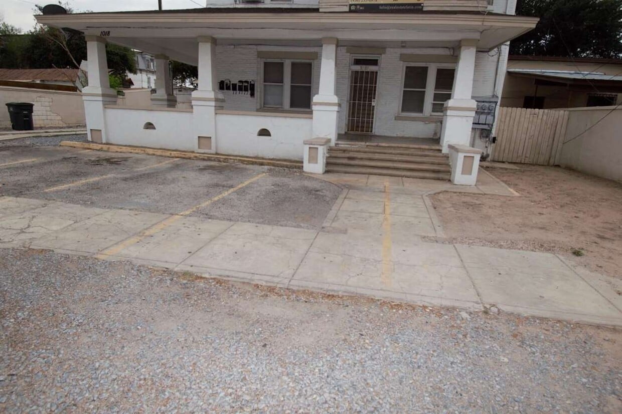 1018 Davis Ave Unit 3, Laredo, TX 78040 Room for Rent in Laredo, TX