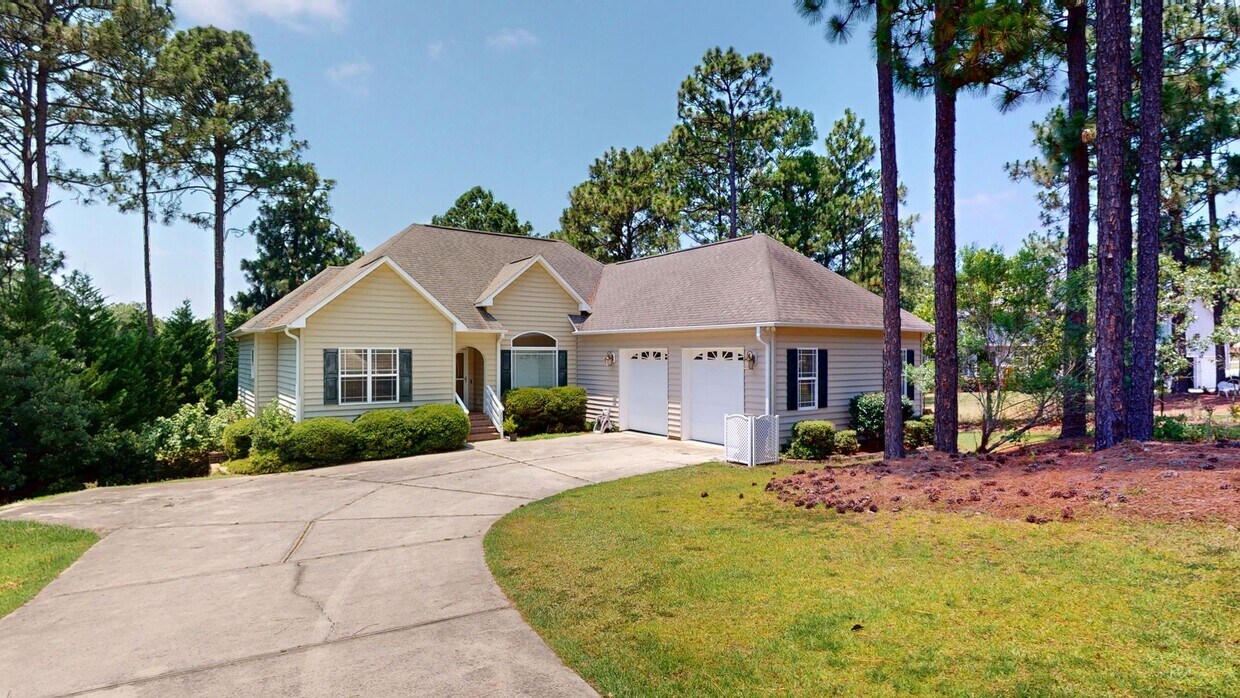Foto principal - Beautiful 4 Bedroom with finished basement...