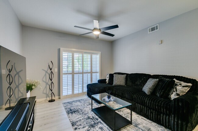 Foto del edificio - Stylish Fully Furnished 1BR Condo with Private Patio & Custom Closet