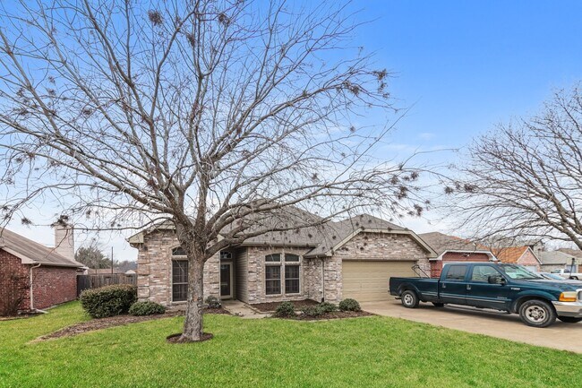 Building Photo - $1,795 4 Bed/2 Bath/2 Garage Ready for Move-in Forney Home in Eastwood Estates