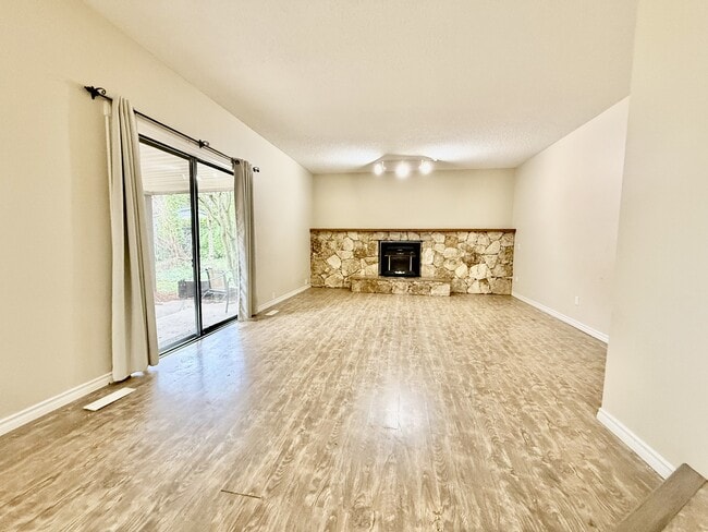 Photo du bâtiment - 1671-141B 141b St