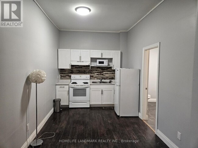 Building Photo - 451 Simcoe St S