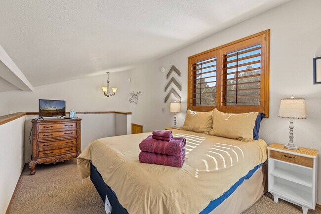 Building Photo - 2665 Valley View Dr