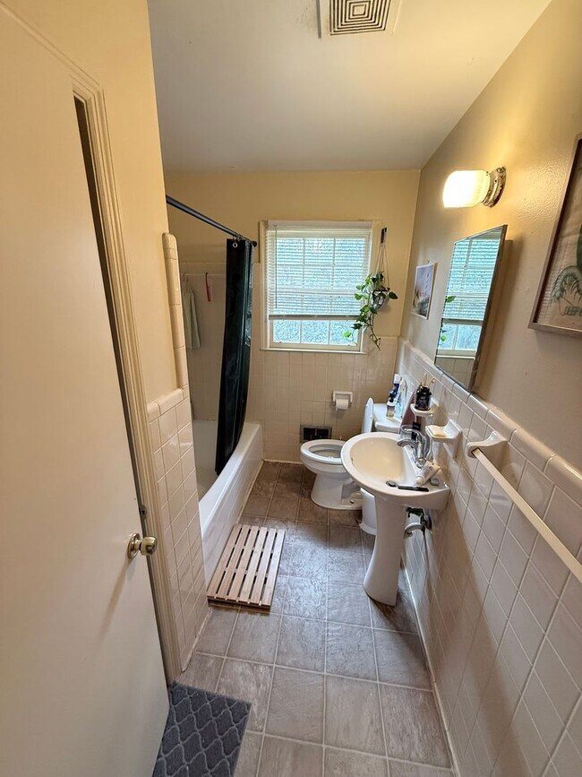 Foto del edificio - Riverdale Duplex Available July 2026