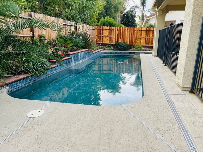 Building Photo - Luxurious home on the lake with a pool in ...