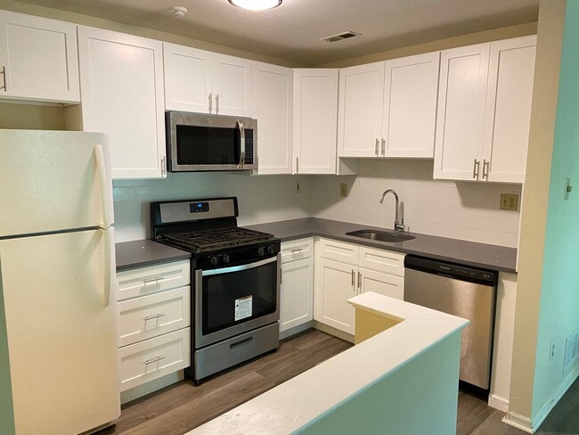 Kitchen - 304 Diamond Dr