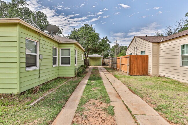 Building Photo - Great Central Lubbock Location / Gorgeous refinished original wood floors!