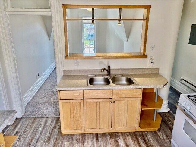 Building Photo - Cozy 1 bed/1 bath upstairs near the heart ...