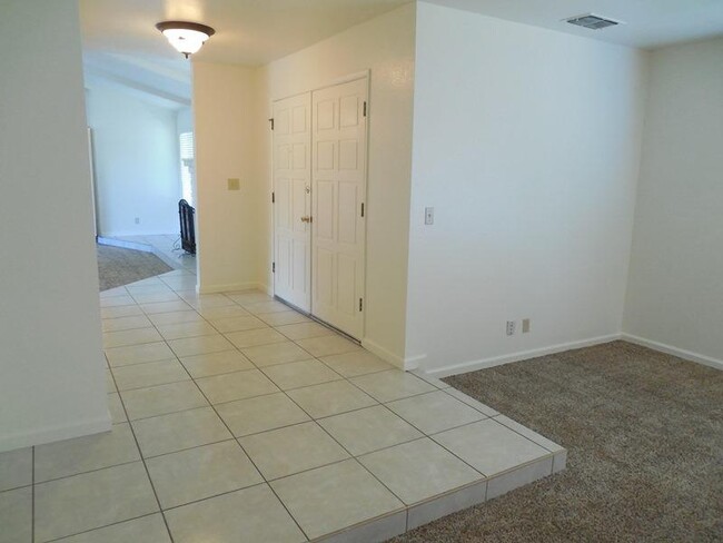 Building Photo - 10763 E Ashlan Ave