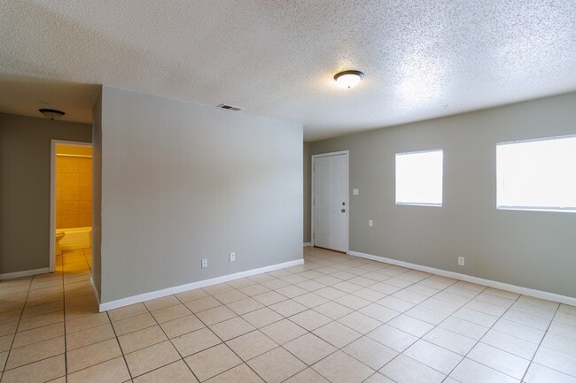 Building Photo - 6213 Commodore Dr