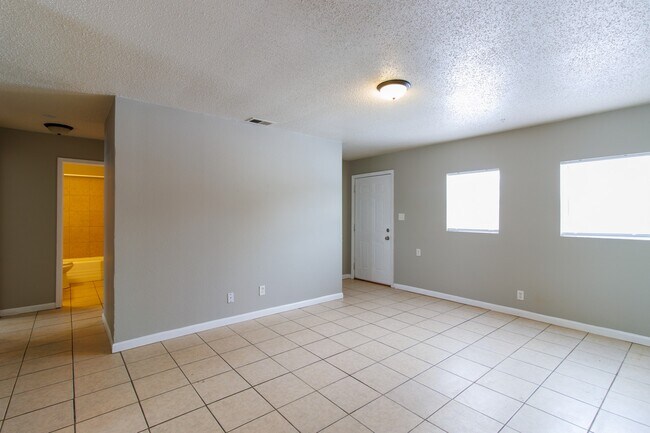 Foto del edificio - 6213 Commodore Dr