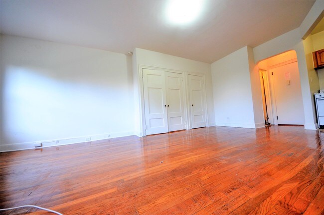 Building Photo - 104 Riverside Dr