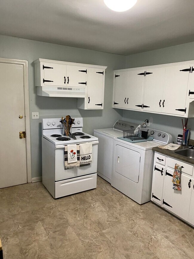 Building Photo - Three Bedroom off Miledge