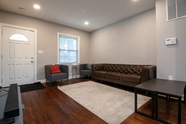 Foto del edificio - AMAZING 3 bedroom with PARKING INCLUDED!