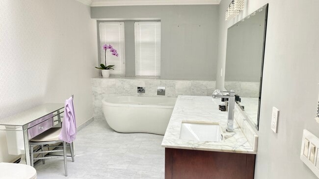 Building Photo - 520 26th Av W