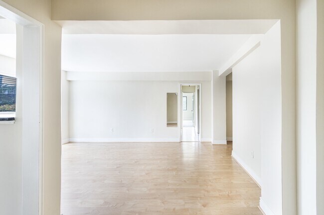 Foto del edificio - 3901 Tunlaw Rd NW