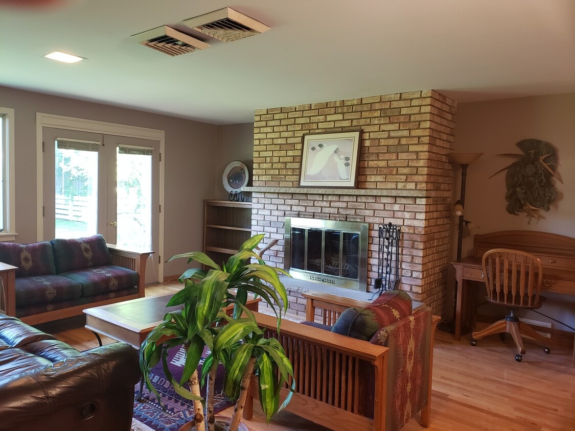 Primary Photo - 1527 Prairie St