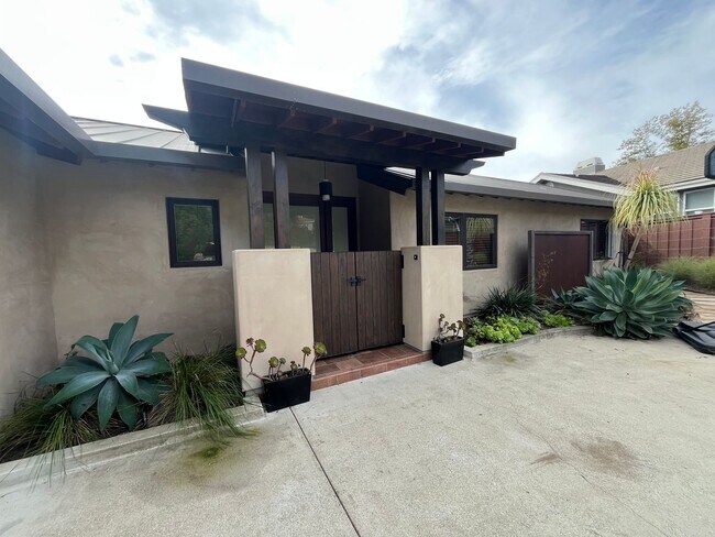 Foto del edificio - Stunning Single Level Home in Ferrini Ranch with Views of Bishop Peak