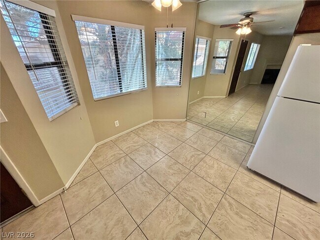 Foto del edificio - 749 Rock Springs Dr