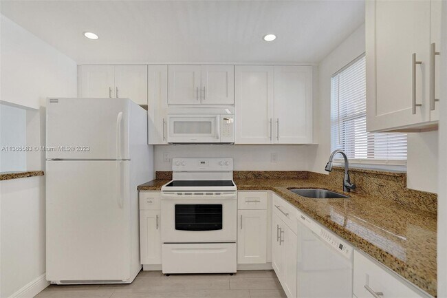 Building Photo - 6870 Royal Palm Blvd