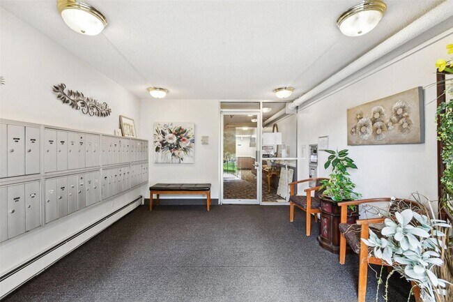 Foto del edificio - (55+) Newly Renovated 2br Condo in the Hea...