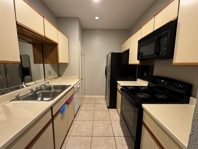 Building Photo - 9800 Pagewood Ln