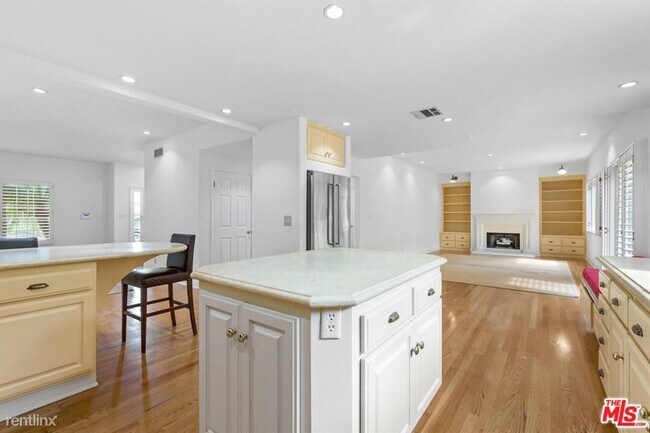 Foto del edificio - 4 br, 3 bath House - 6074 W 75th Pl