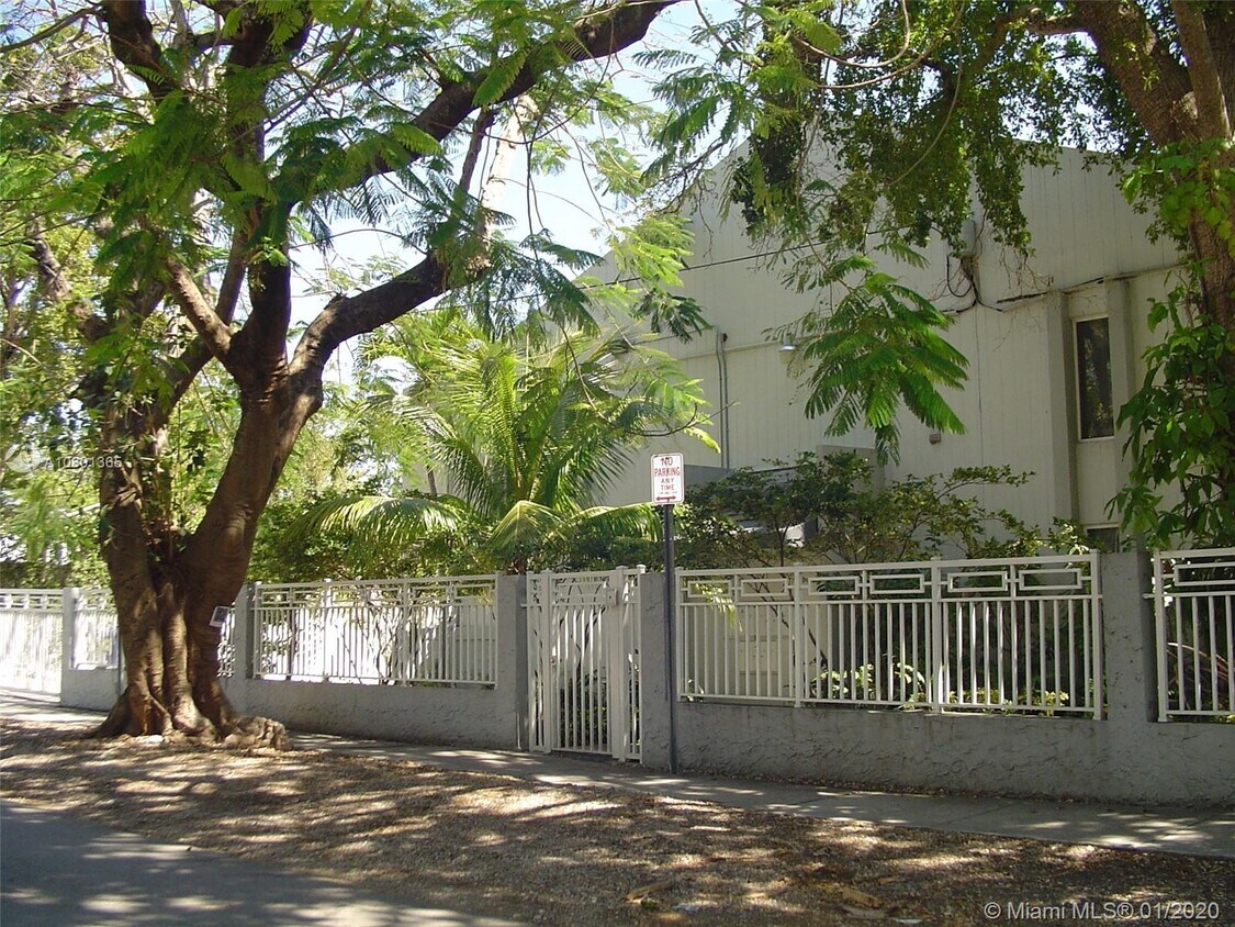 Primary Photo - 3025 Mary St