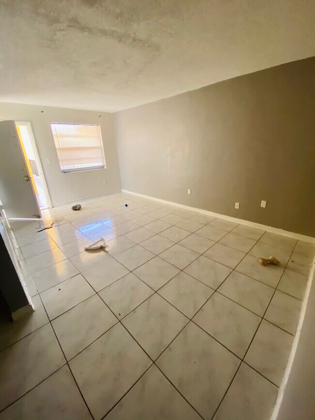 Sala de estar - 13550 NE 10th Ave