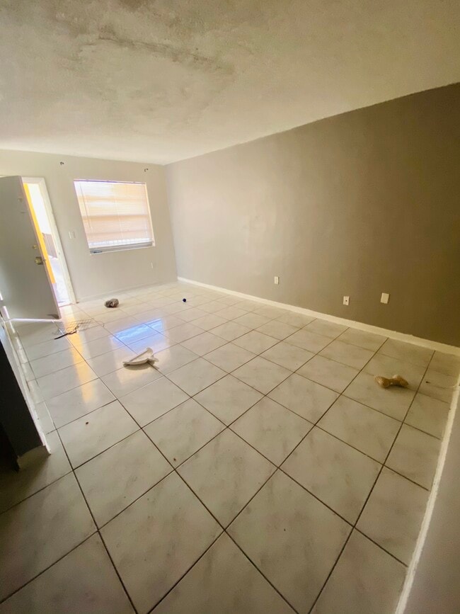 Living room - 13550 NE 10th Ave