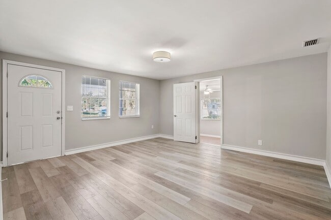 Building Photo - JUST REDUCED!!!  BEAUTIFUL 4/2 1432 Sq. Ft...