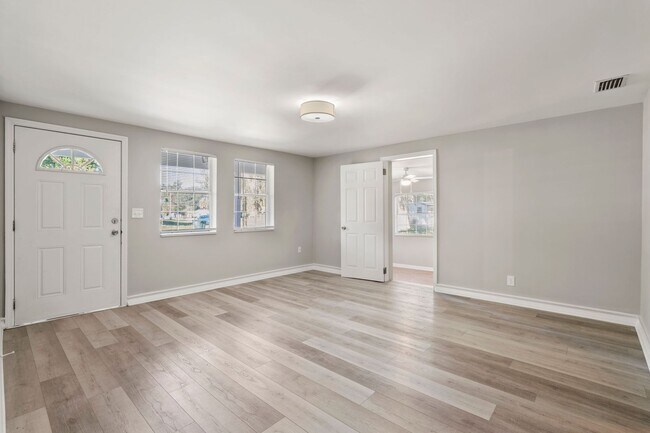 Foto del edificio - JUST REDUCED!!!  BEAUTIFUL 4/2 1432 Sq. Ft...