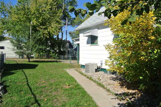 Building Photo - 812 Park St SW