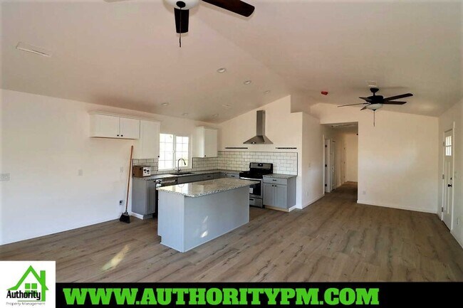 Foto del edificio - 4140 Chico St. Shasta Lake City - Pets are...