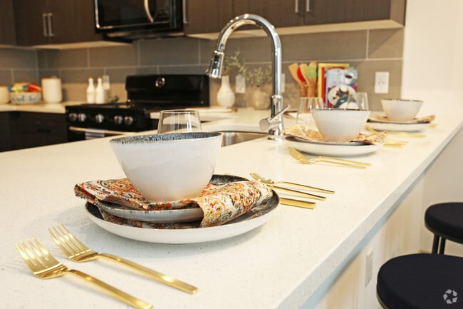 1BR, 1BA - A2 720 SF - Art on Highland