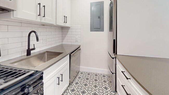 Building Photo - Capitol Hill Studio Apartment-Updated Kitc...