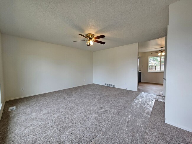 Foto del edificio - Lovely Aurora Tri-Level 4 Beds w/ New Pain...