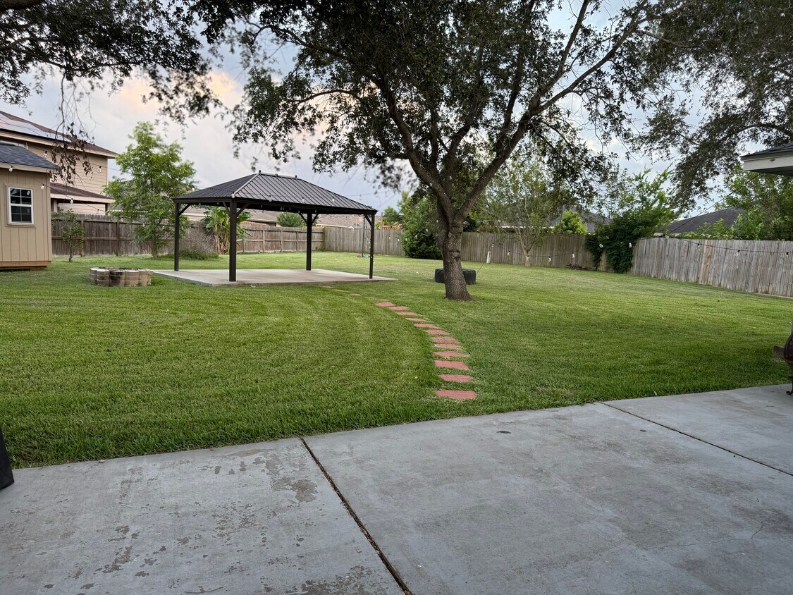 Huge backyard with storage unit - 10911 Dove Park Ct