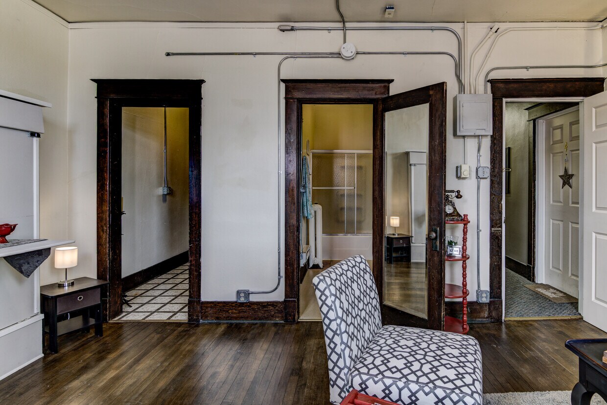 Foto principal - 342 Main St E