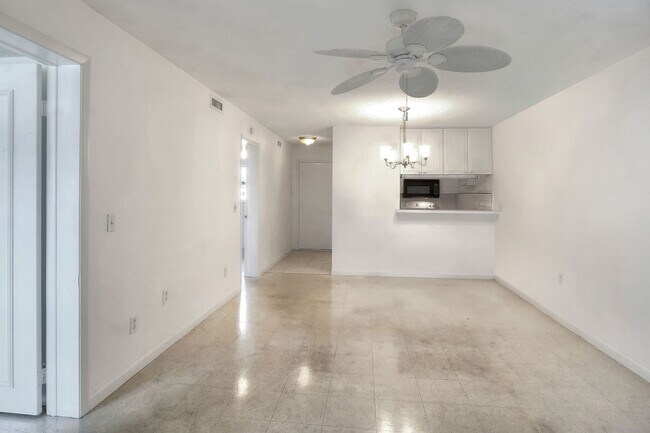 Foto del edificio - 2-Bedroom, 1-Bathroom Condo in Winter Haven
