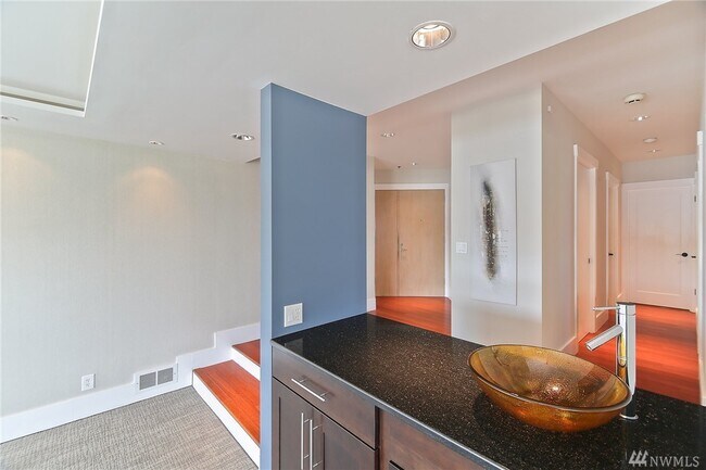 Entry1 - 1740 Aurora Ave N Apartment