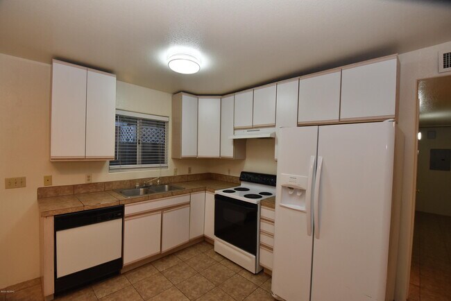 Foto del edificio - 2721 N Dodge Blvd