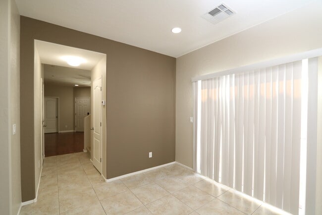Building Photo - Lovely Home with Community Pool