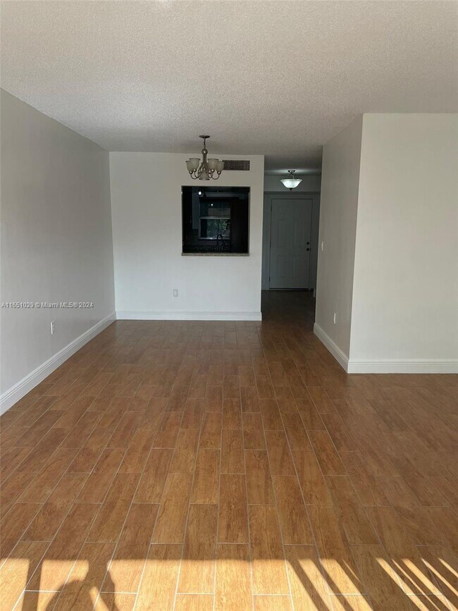 Building Photo - 9371 Fontainebleau Blvd
