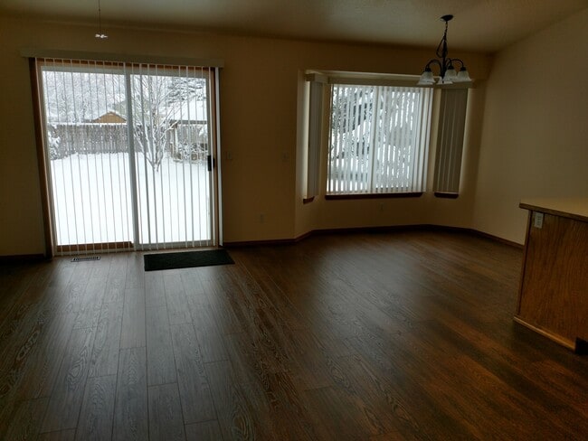 Building Photo - Charming three-bedroom home in Coeur d Alene